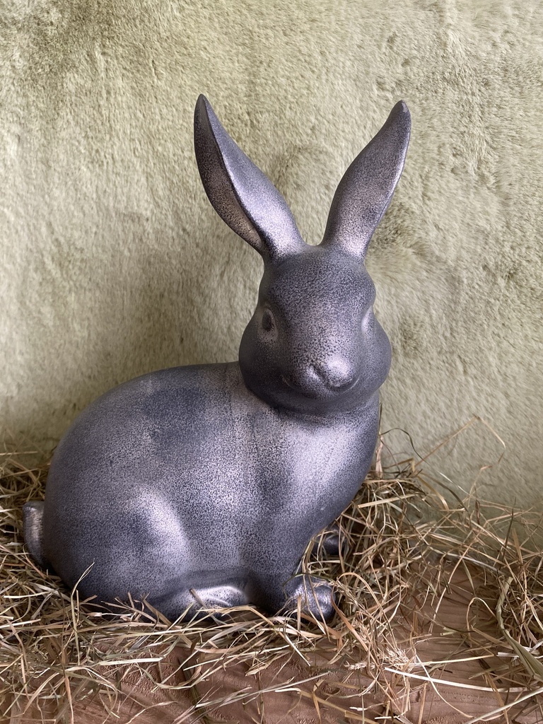 Hase silber sitzend