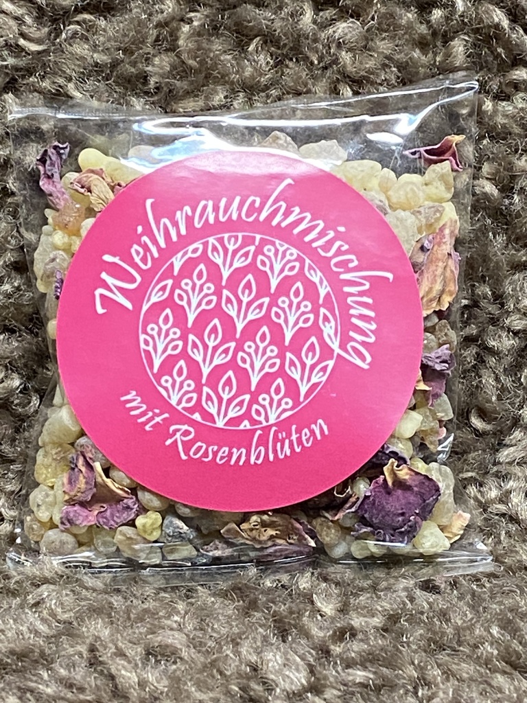 Weihrauchmischung mit Rosenblüten