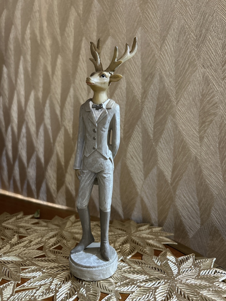 Hirschfigur "Mann im Anzug" klein