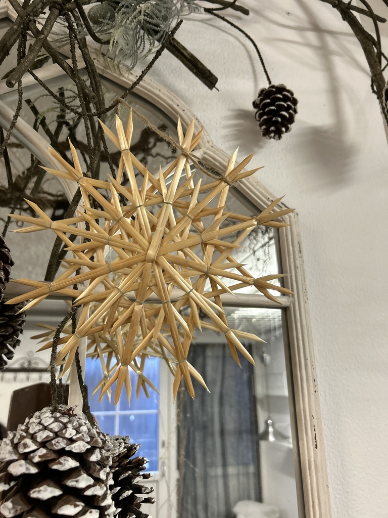 Strohstern groß aus dicken Strohhalmen