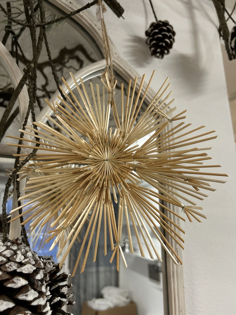 Strohstern groß aus dünnen Strohhalmen