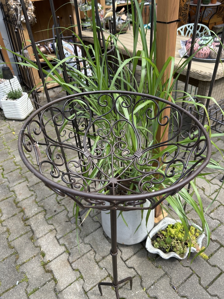 Pflanzkorb auf Stab, Metall