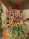 Schriftzug "Hier wohnt das Glück"