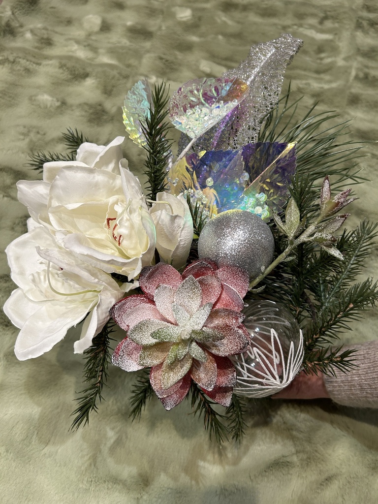 Weihnachtsstrauß Amaryllis und Hauswurz beschneit