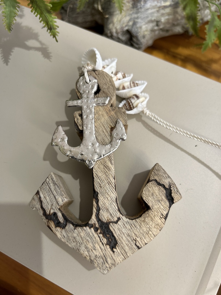 Anker mit Muschelverzierung