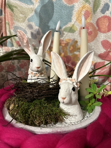 Hase mit Blumenkette