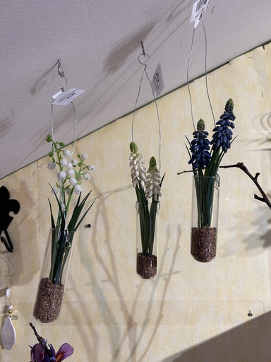 Frühlingsblüher im Reagenzglas-Design